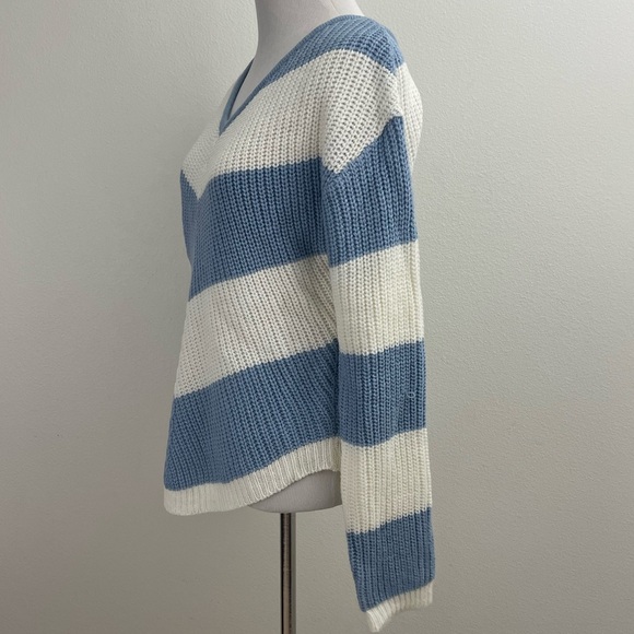 Derek Heart Blue and White V-Neck Sweater - Picture 4 of 6